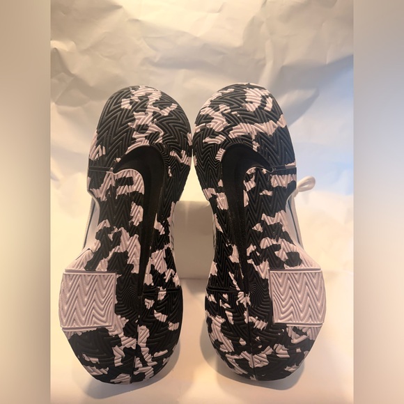 Nike Zoom Challenge
Women's Pickleball Shoes - Picture 4 of 6